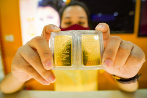 Có nên mua vào khi vàng trong nước cao hơn thế giới gần 9 triệu đồng?