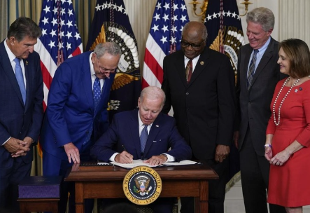 Tổng thống Joe Biden ký thành luật dự luật giảm lạm phát trị giá 430 tỷ USD