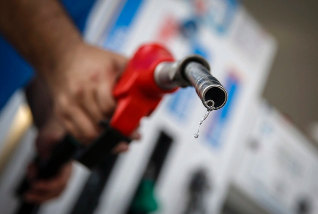 Bộ Tài chính đề xuất giảm 50% thuế tiêu thụ đặc biệt và thuế giá trị gia tăng với xăng dầu