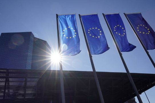 Bloomberg: Kinh tế EU vẫn đối mặt với nguy cơ suy thoái mới