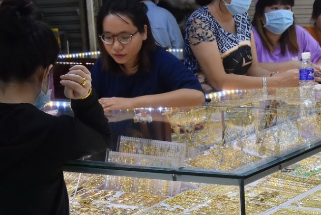 Bảng giá vàng sáng 25/9: Vàng miếng điều chỉnh thiếu nhất quán, giao dịch biến động dưới vùng giá 69,2 triệu đồng